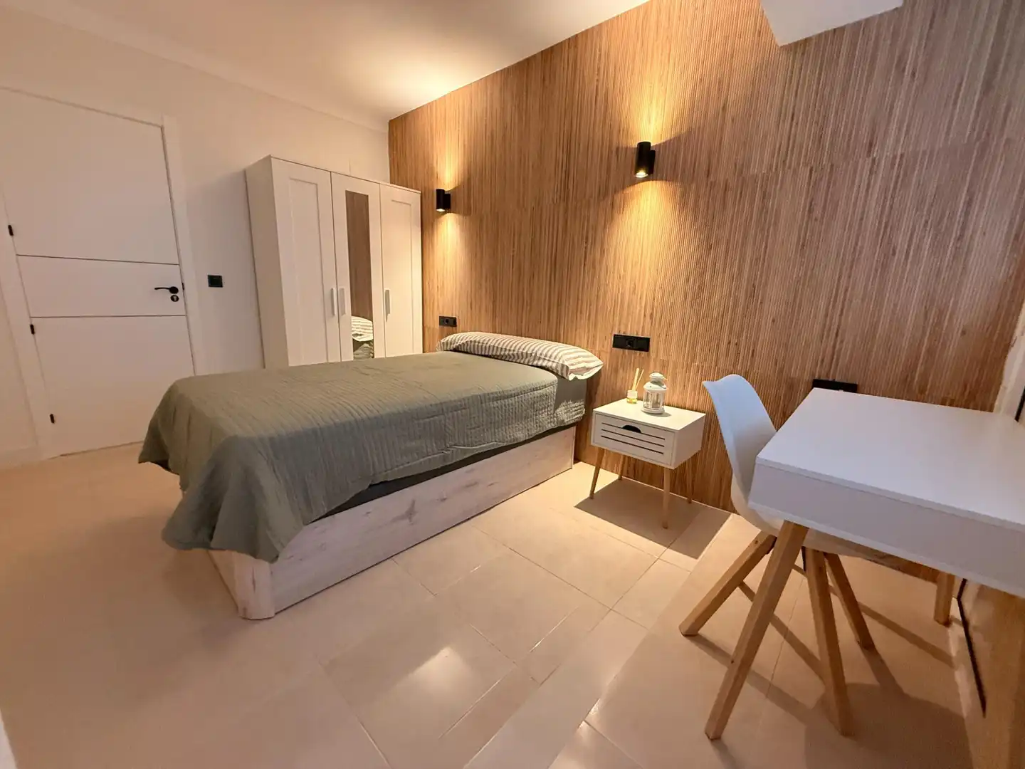 Bedroom of Flat for share in Sevilla  with Air Conditioner, Terrace and Furnished