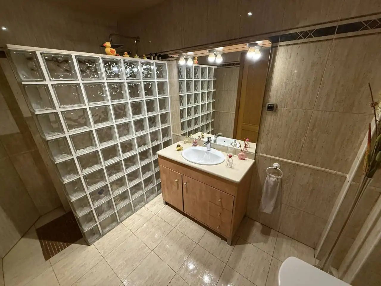 Badezimmer von Wohnungen zum Verkauf in Sabadell mit Klimaanlage, Heizung und Privatgarten