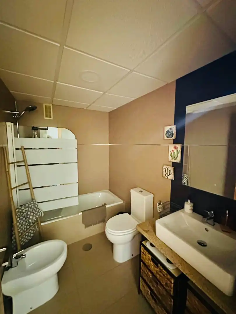 Bathroom of Attic for rent in Granada  with Air Conditioner, Heating and Parquet flooring