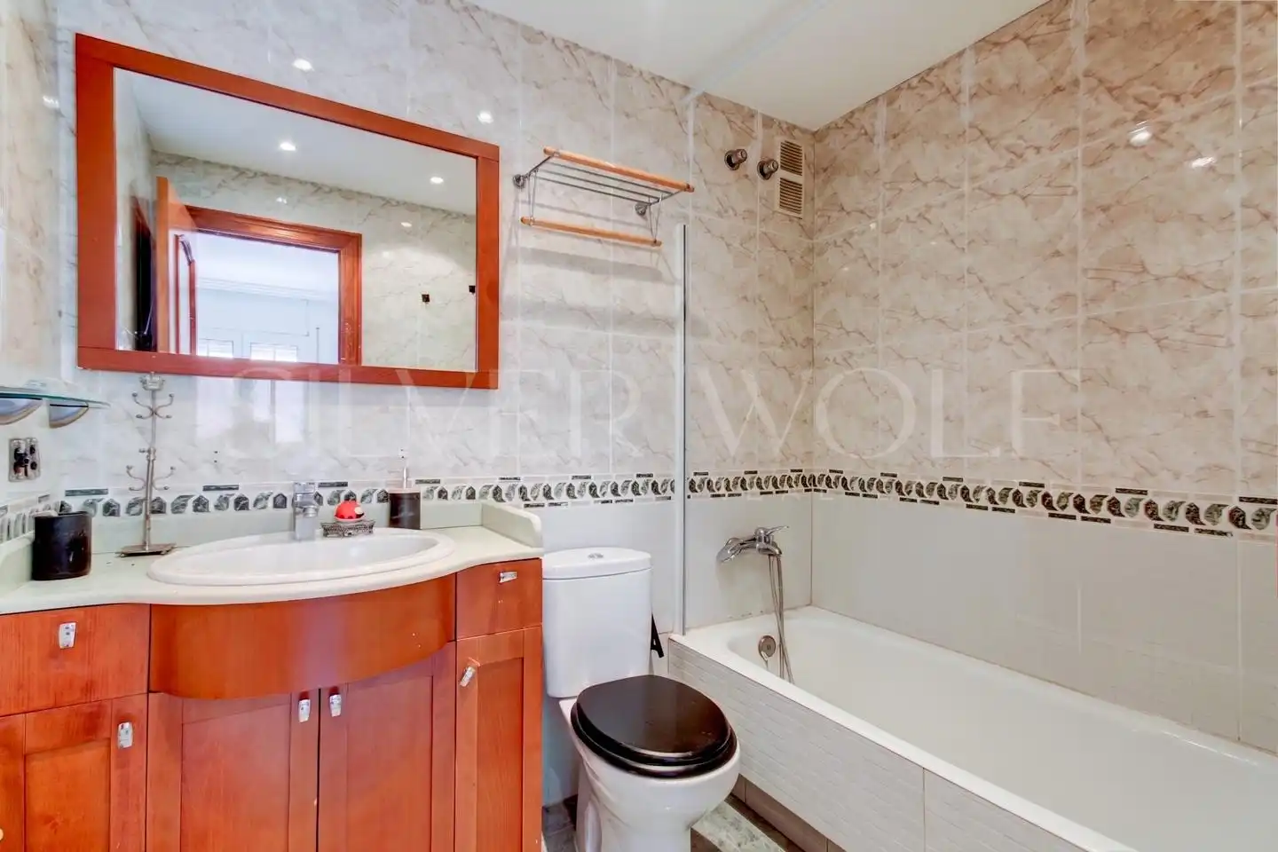 Badezimmer von Einfamilien-Reihenhaus zum Verkauf in Viladecans mit Heizung, Privatgarten und Terrasse