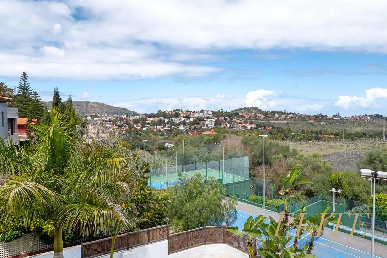 Vista exterior de Casa o xalet en venda en Santa Brígida amb Calefacció, Jardí privat i Terrassa