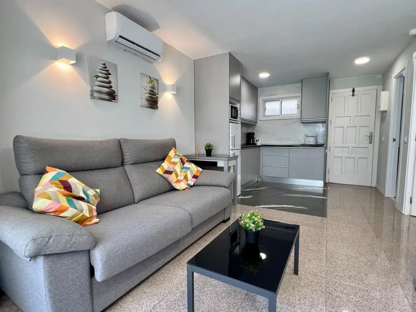 Sala d'estar de Apartament en venda en San Bartolomé de Tirajana amb Aire condicionat, Jardí privat i Moblat