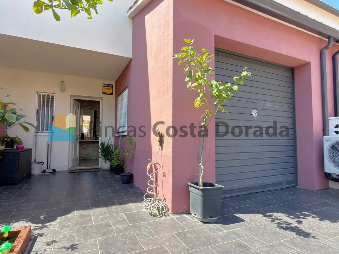 Vista exterior de Casa adosada en venda en Cubelles amb Aire condicionat, Calefacció i Jardí privat