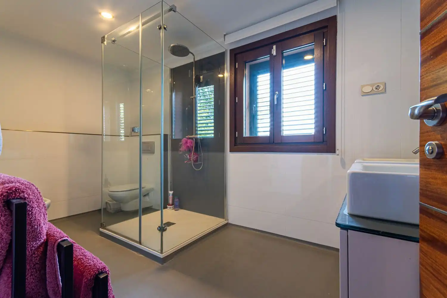 Badezimmer von Einfamilien-Reihenhaus zum Verkauf in Boadilla del Monte mit Klimaanlage, Heizung und Abstellraum