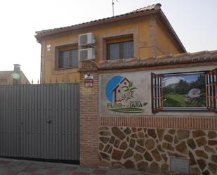 Vista exterior de Casa o xalet en venda en Cobisa amb Aire condicionat, Terrassa i Piscina