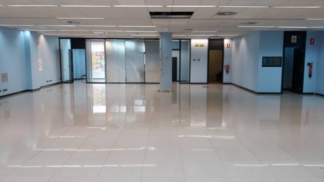 Nave industrial en Venta en Carrer de Caracas, 13 en El Bon Pastor