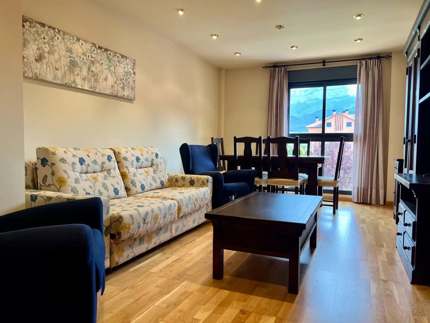 Living room of Flat for sale in Jaca  with Heating, Parquet flooring and Terrace