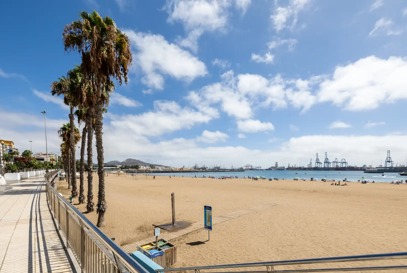 Vista exterior de Casa o xalet en venda en Las Palmas de Gran Canaria amb Aire condicionat, Jardí privat i Terrassa