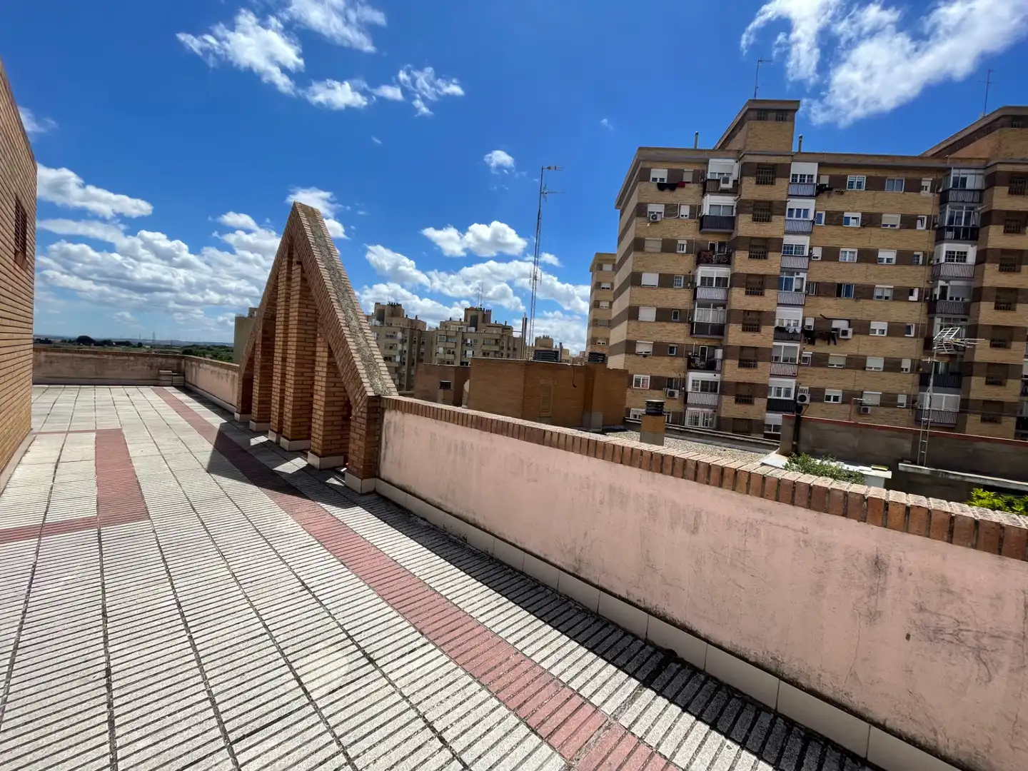 Vista exterior de Piso en venta en Zaragoza con Aire acondicionado, Calefacción y Jardín privado