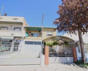 Vista exterior de Casa o xalet en venda en Churriana de la Vega amb Aire condicionat, Terrassa i Balcó