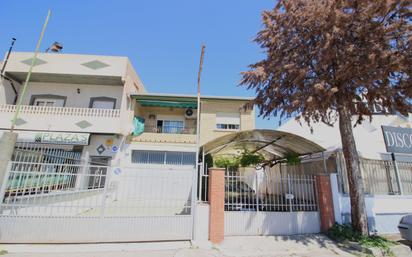 Vista exterior de Casa o xalet en venda en Churriana de la Vega amb Aire condicionat, Terrassa i Balcó