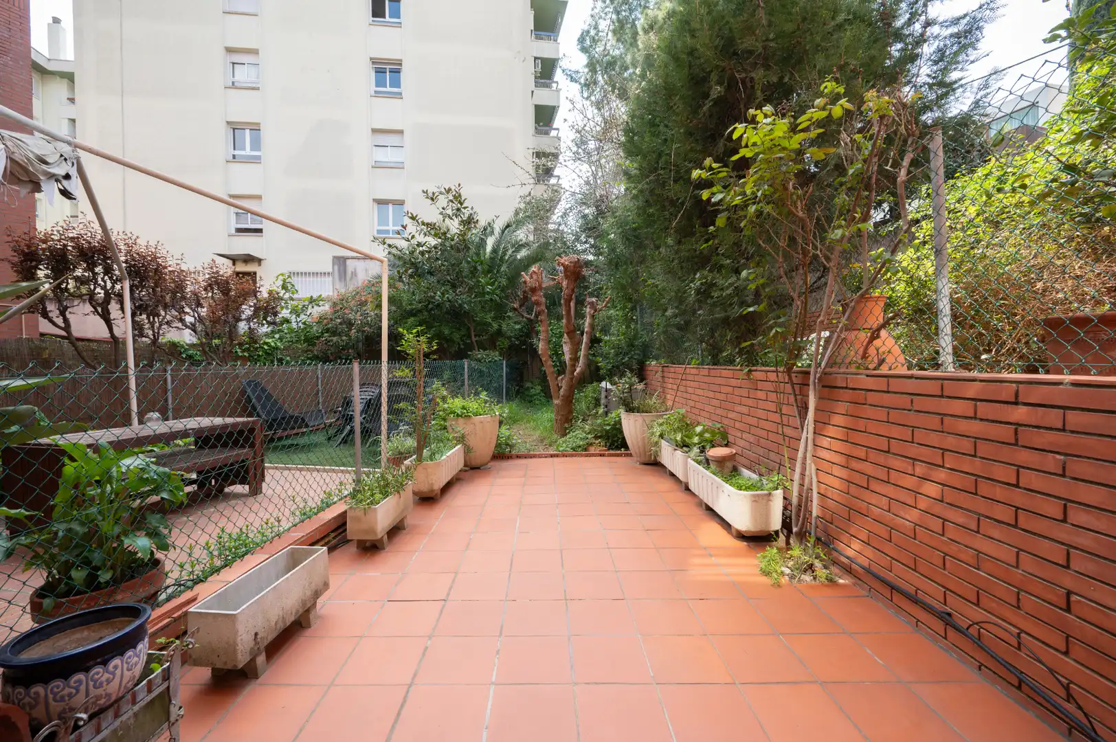 Terrasse von Einfamilien-Reihenhaus zum Verkauf in Sant Cugat del Vallès mit Klimaanlage, Heizung und Privatgarten