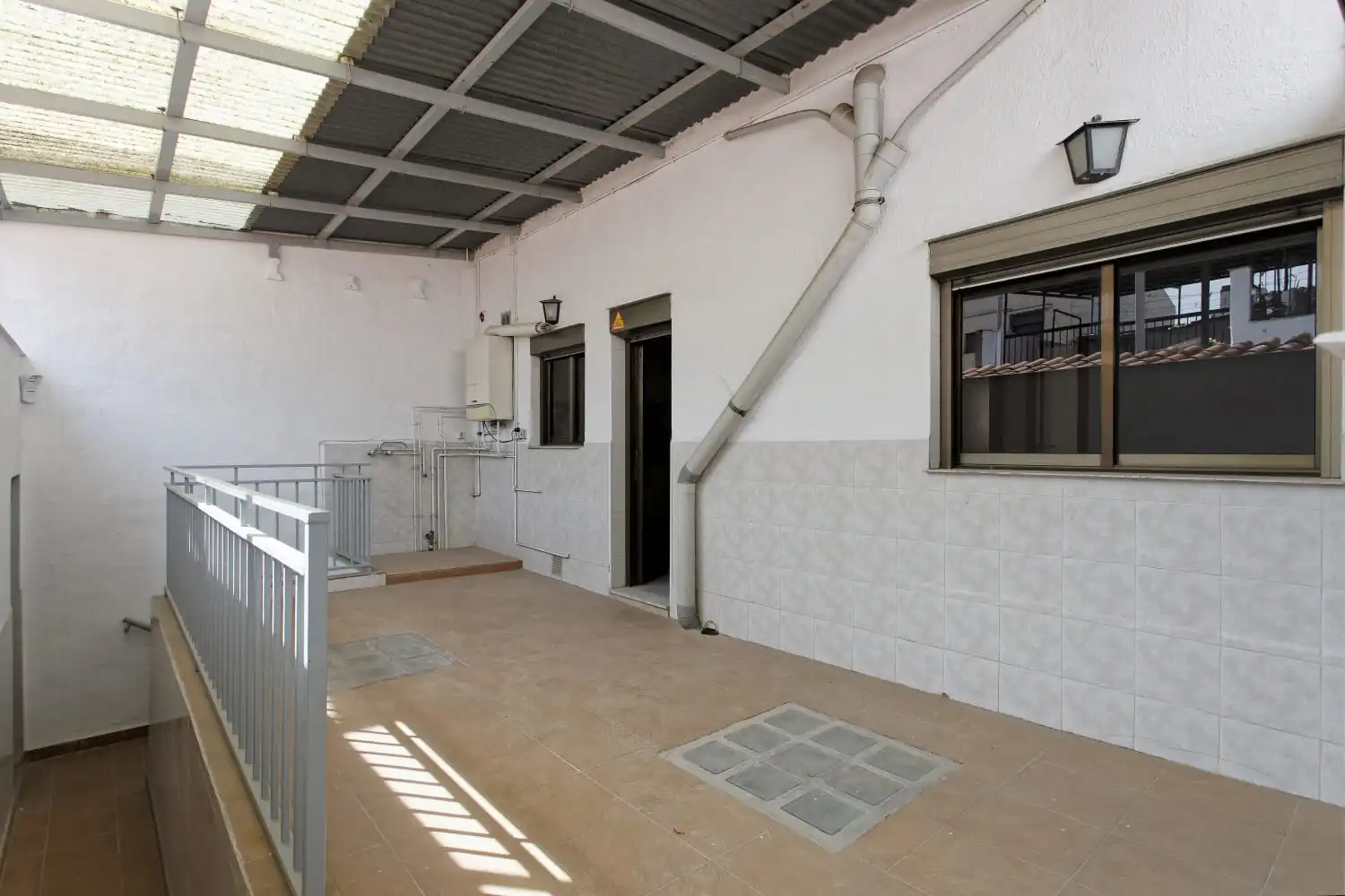 Casa adosada en venta en Terrassa con Terraza, Horno y Lavadora