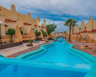 Vista exterior de Àtic en venda en Adeje amb Aire condicionat, Terrassa i Piscina