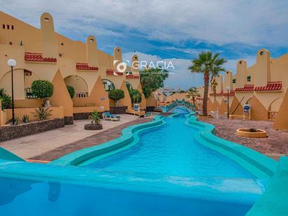 Vista exterior de Àtic en venda en Adeje amb Aire condicionat, Terrassa i Piscina