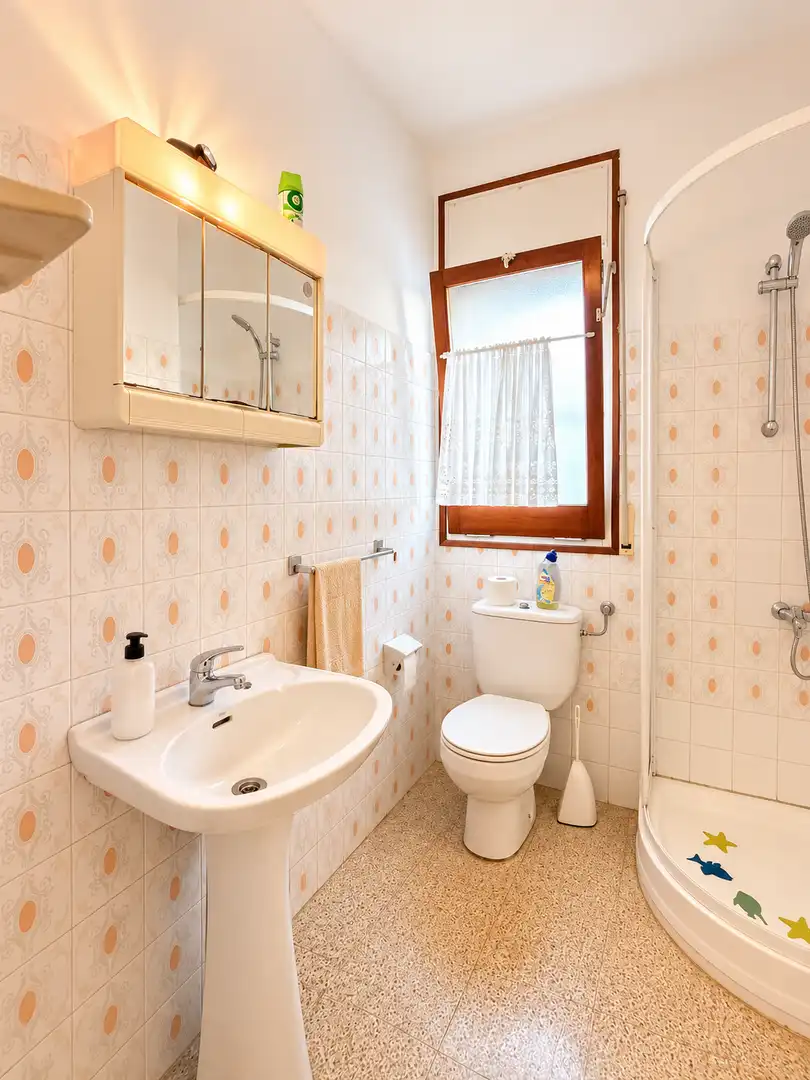 Badezimmer von Wohnungen zum Verkauf in Empuriabrava mit Klimaanlage, Terrasse und Möbliert