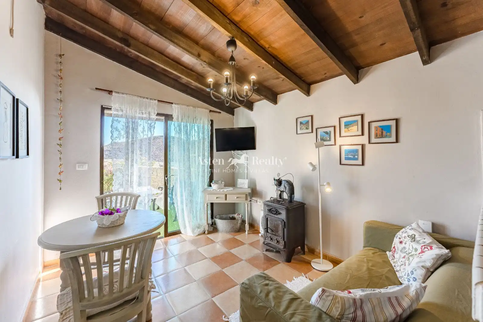Sala d'estar de Casa adosada en venda en San Miguel de Abona amb Jardí privat, Terrassa i Moblat