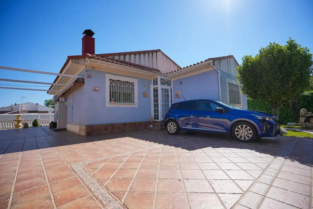 Vista exterior de Casa adosada en venta en Pioz con Aire acondicionado, Calefacción y Jardín privado