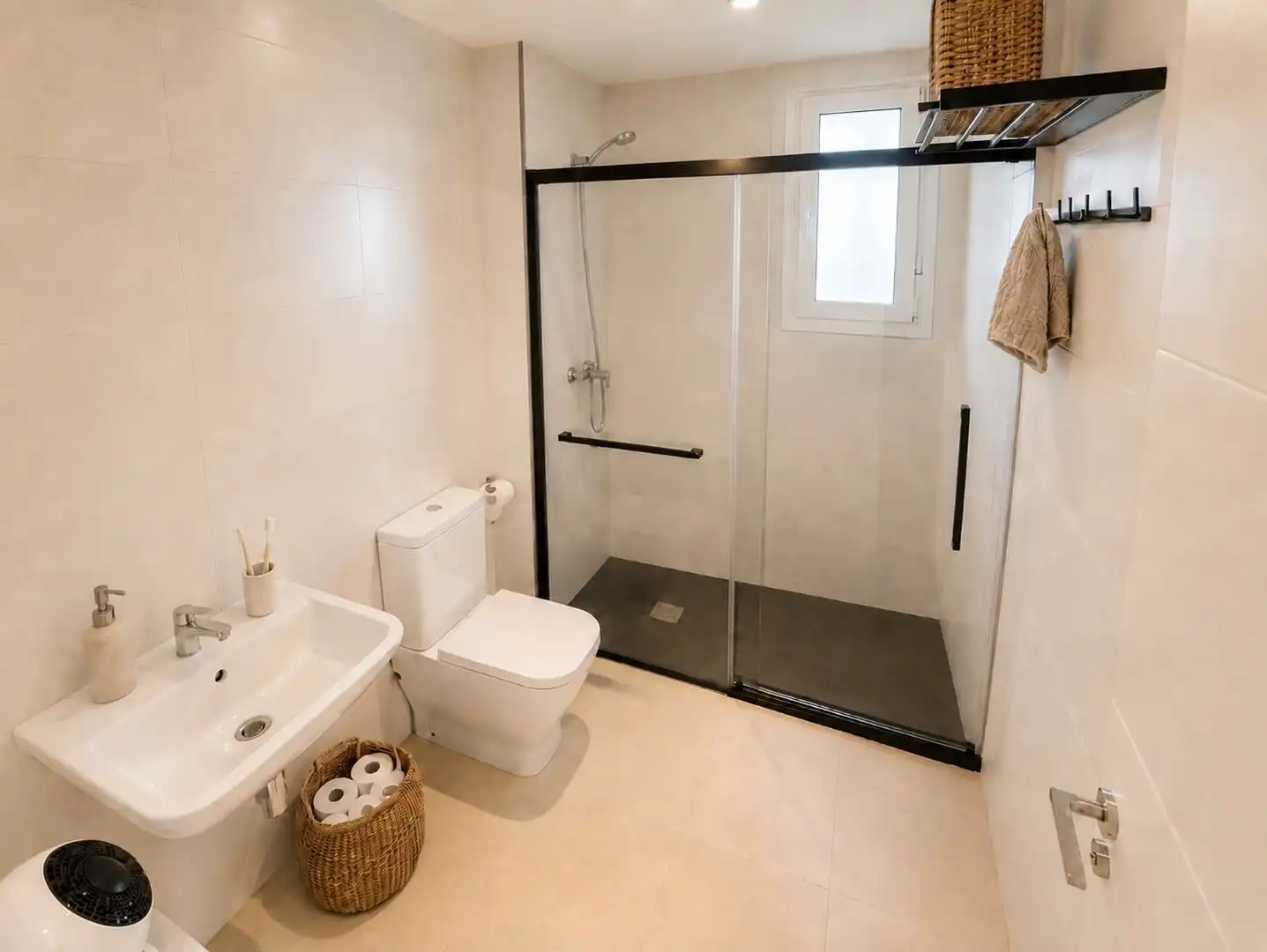 Bathroom of Apartments for rent in Marbella  with Air Conditioner, Heating and Terrace