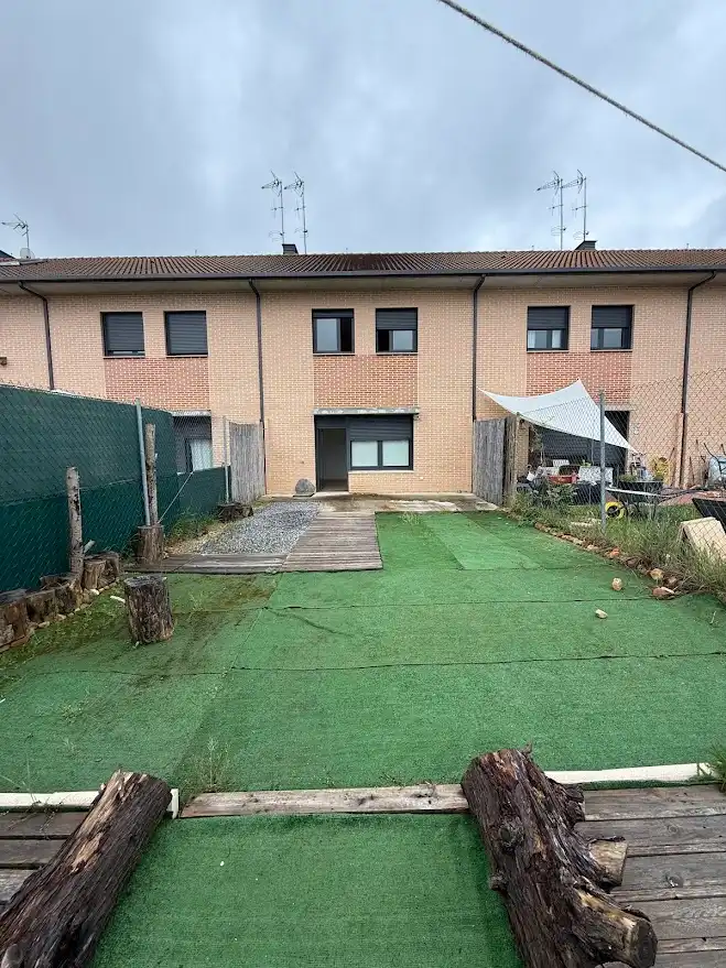 Jardí de Casa adosada en venda en Garrafe de Torío amb Calefacció, Jardí privat i Parquet