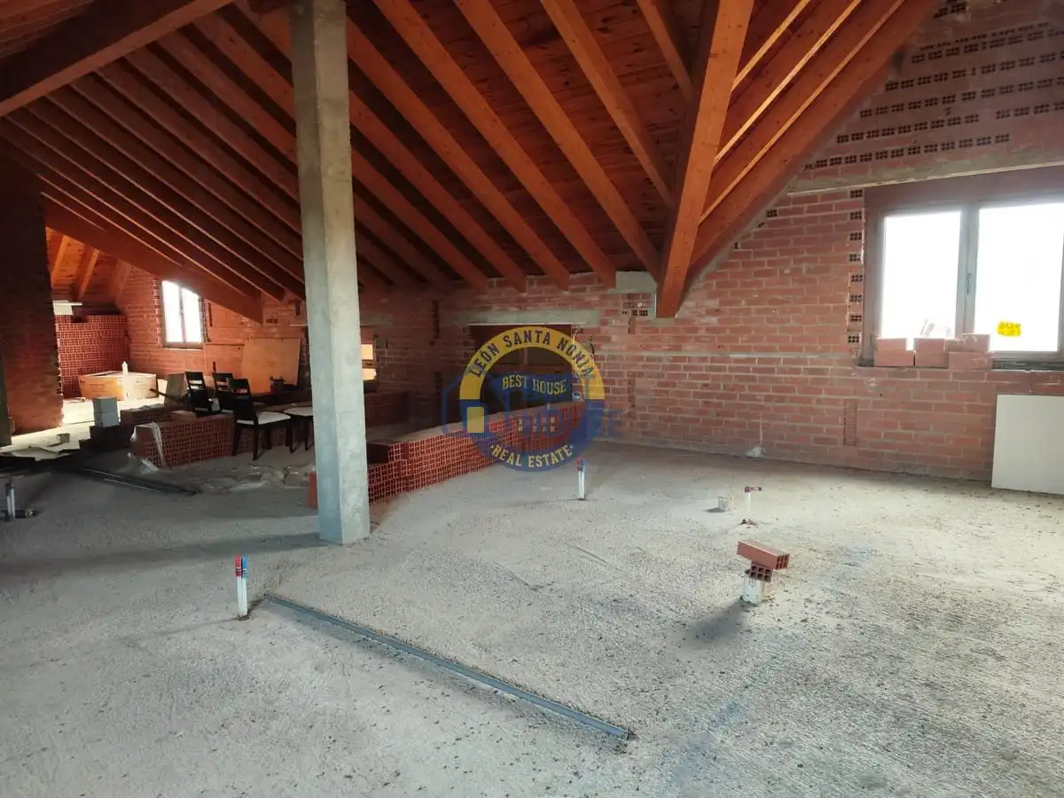 Commercial properties for sale in Villamañán  with Air Conditioner, Parquet flooring and Terrace
