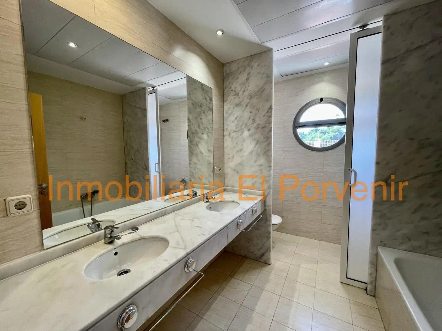 Bathroom of Flat for rent in Torrent  with Air Conditioner, Heating and Terrace