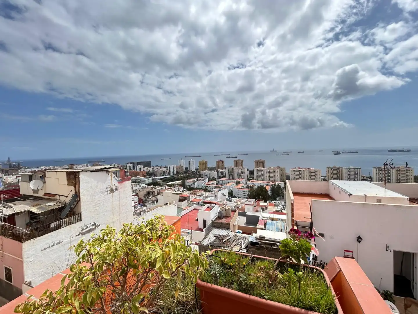 Vista exterior de Casa o xalet en venda en Las Palmas de Gran Canaria amb Terrassa i Moblat