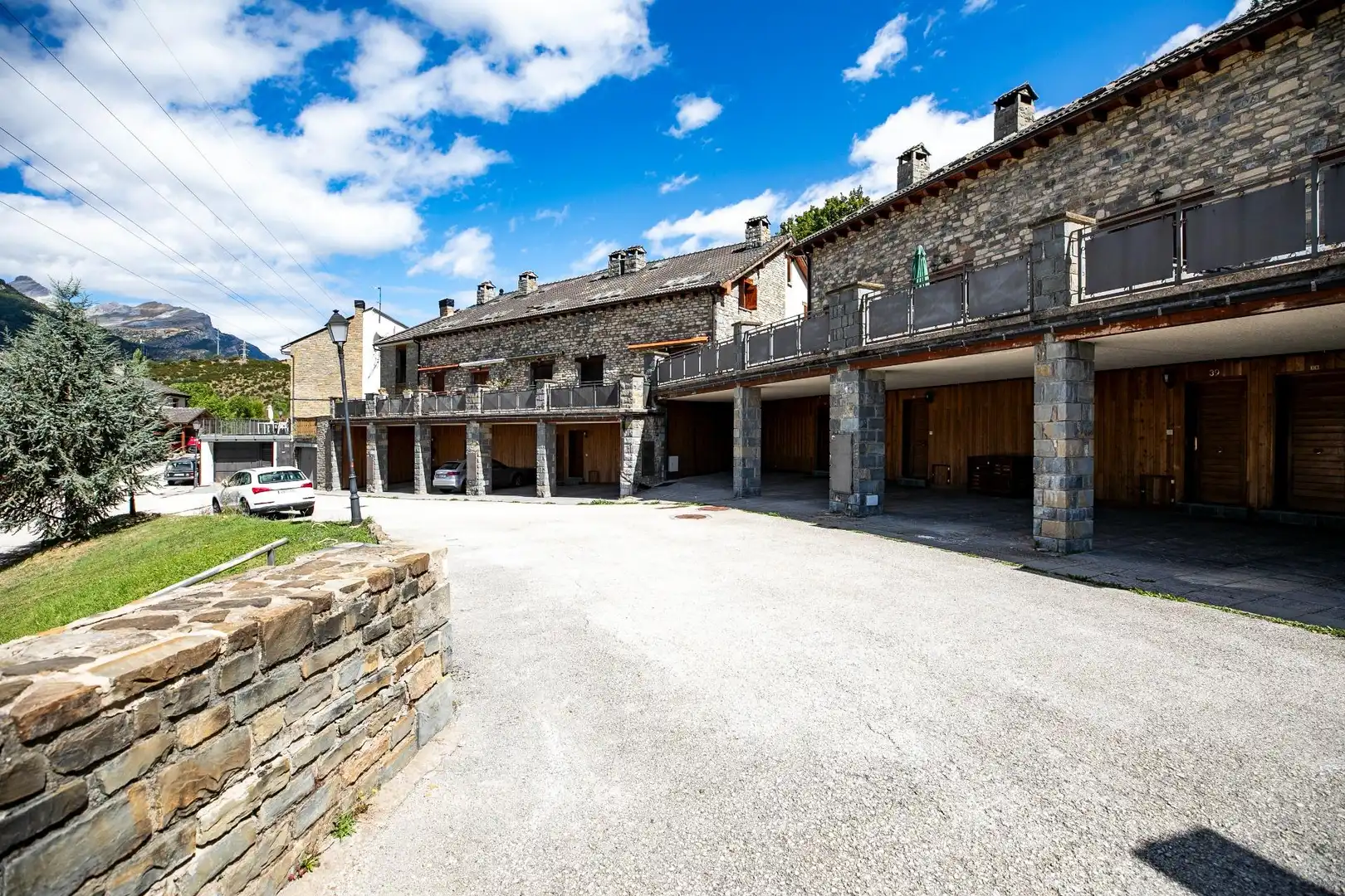 Vista exterior de Casa adosada en venda en Villanúa amb Calefacció, Jardí privat i Parquet