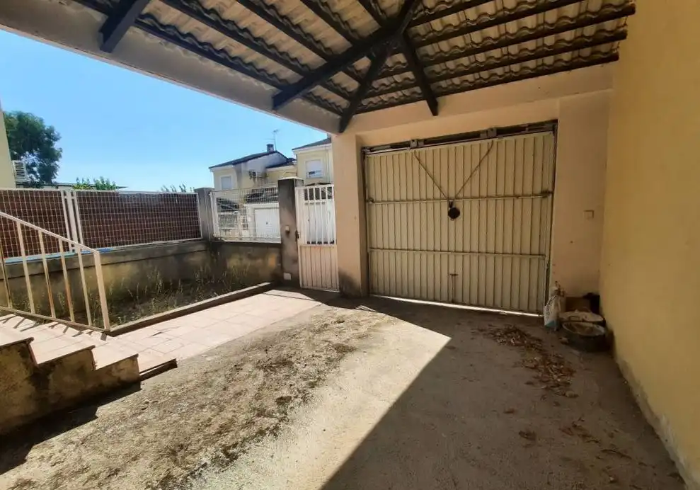 Aparcament de Casa adosada en venda en Escalona amb Calefacció i Alarma