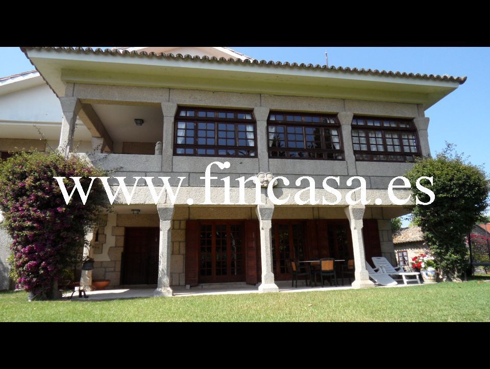 Vista exterior de Casa o xalet en venda en Nigrán amb Jardí privat, Parquet i Terrassa