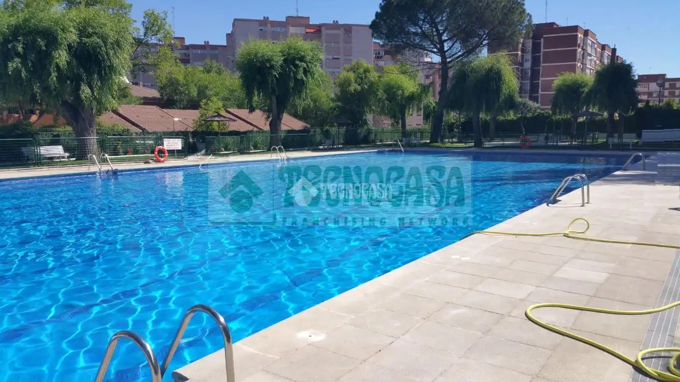 Swimming pool of Flat for sale in Fuenlabrada  with Air Conditioner, Heating and Community pool
