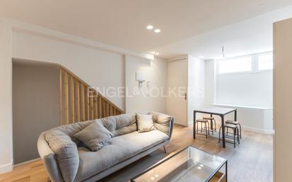 Sala d'estar de Apartament en venda en  Madrid Capital amb Calefacció i Moblat