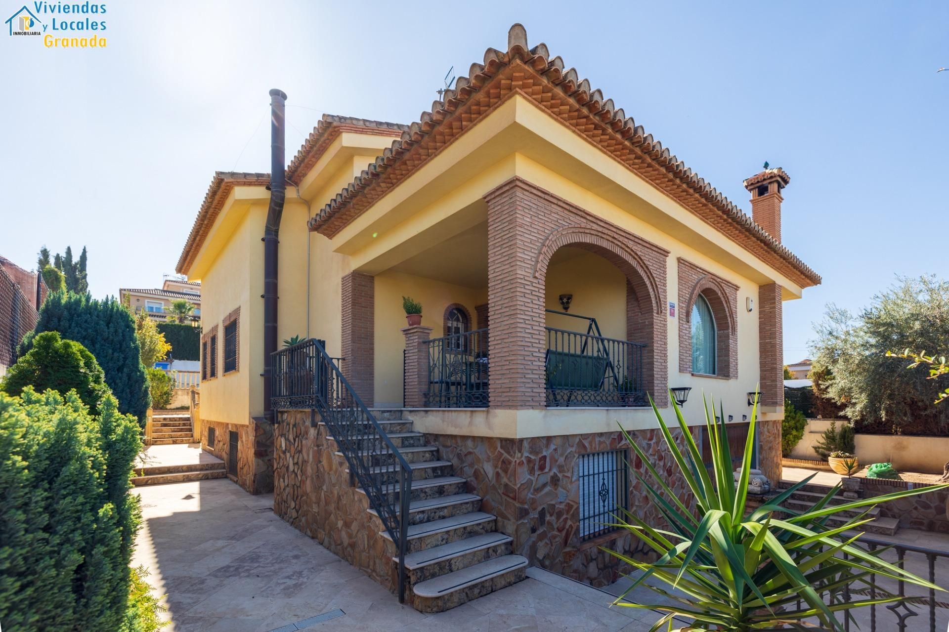 Vista exterior de Casa o xalet en venda en La Zubia amb Calefacció, Jardí privat i Terrassa