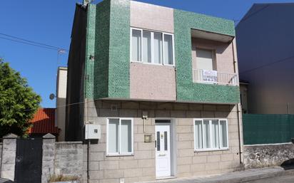 Vista exterior de Casa adosada en venda en Vilagarcía de Arousa amb Balcó