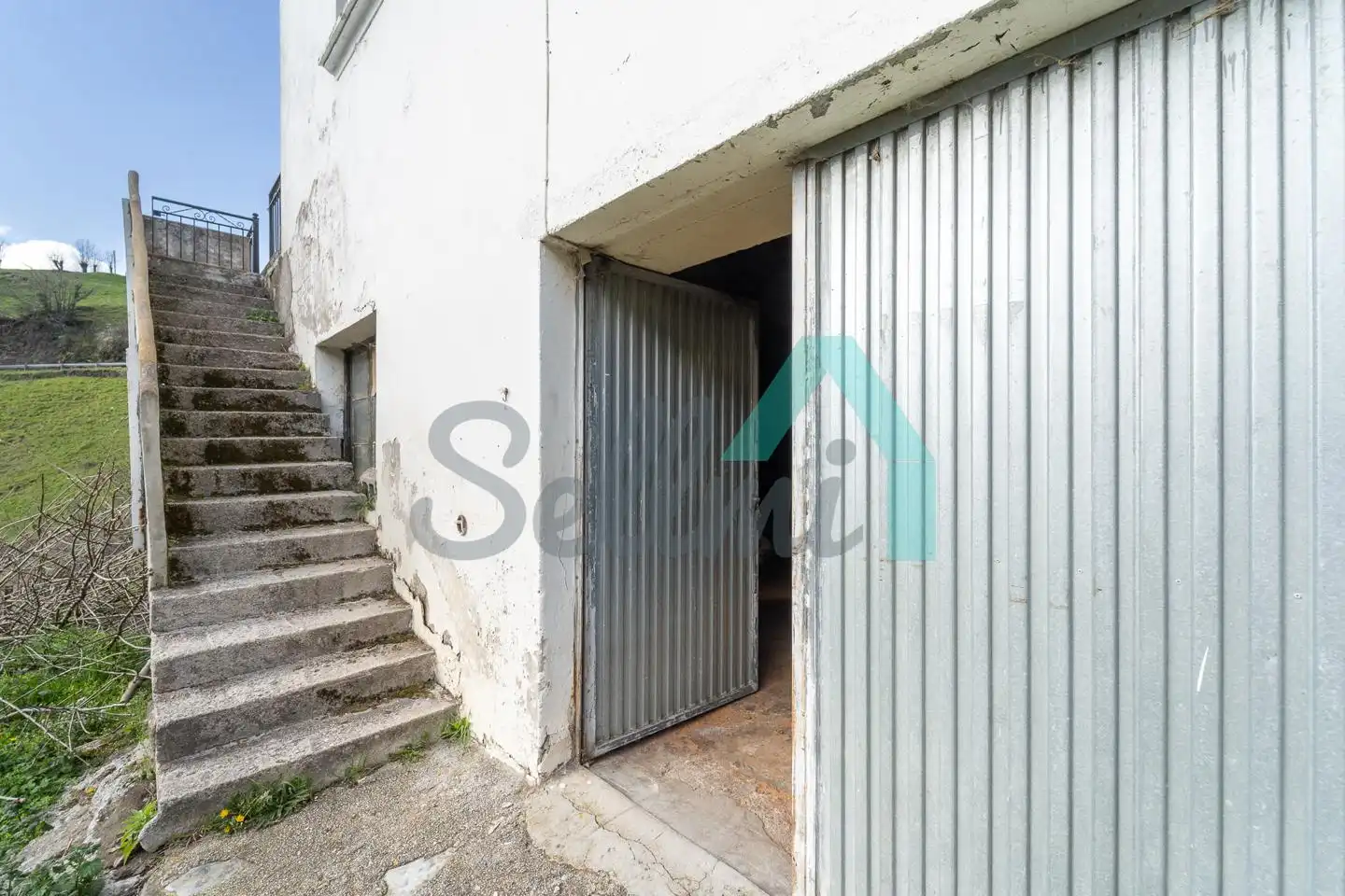 Vista exterior de Casa adosada en venda en Cangas del Narcea amb Calefacció, Jardí privat i Terrassa