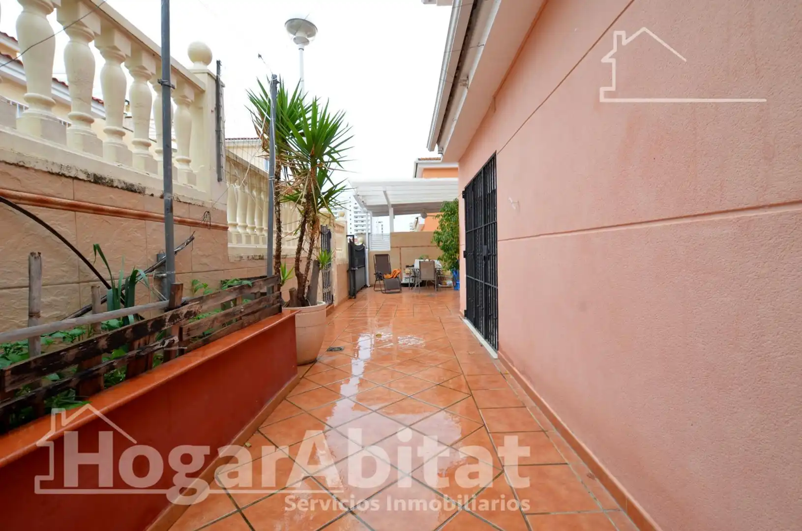 Außenansicht von Einfamilien-Reihenhaus zum Verkauf in Cullera mit Privatgarten, Terrasse und Abstellraum