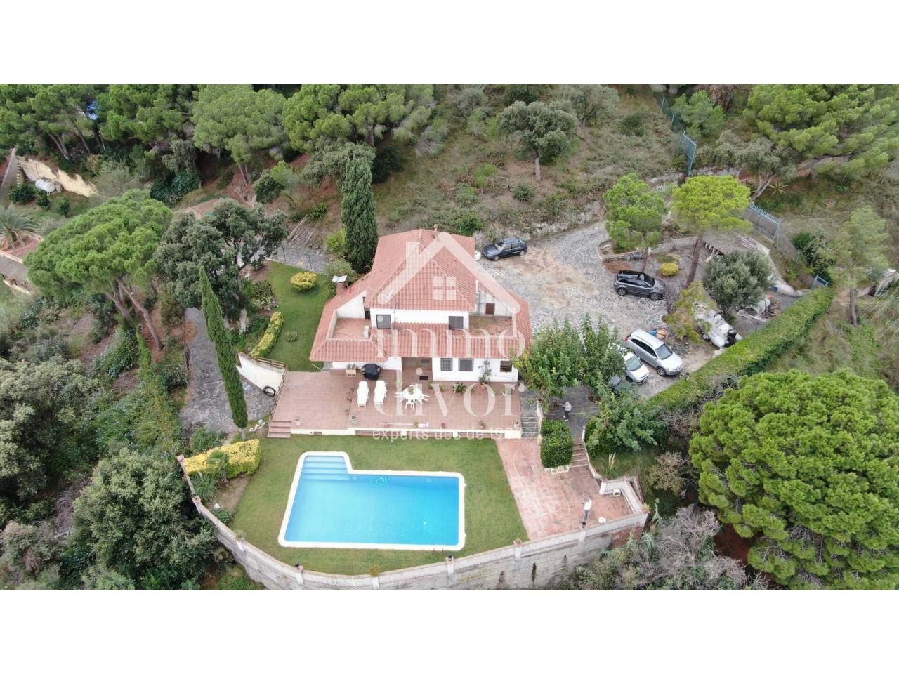 Vista exterior de Casa o xalet en venda en Mataró amb Aire condicionat, Jardí privat i Terrassa
