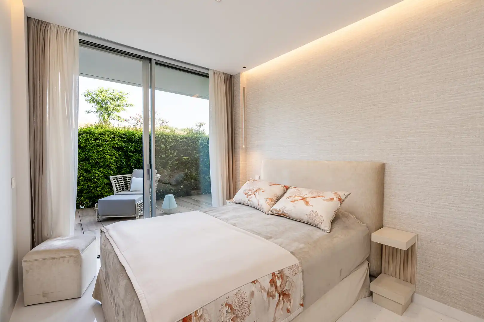 Bedroom of Ground floor for sale in Estepona  with Air Conditioner, Private garden and Terrace
