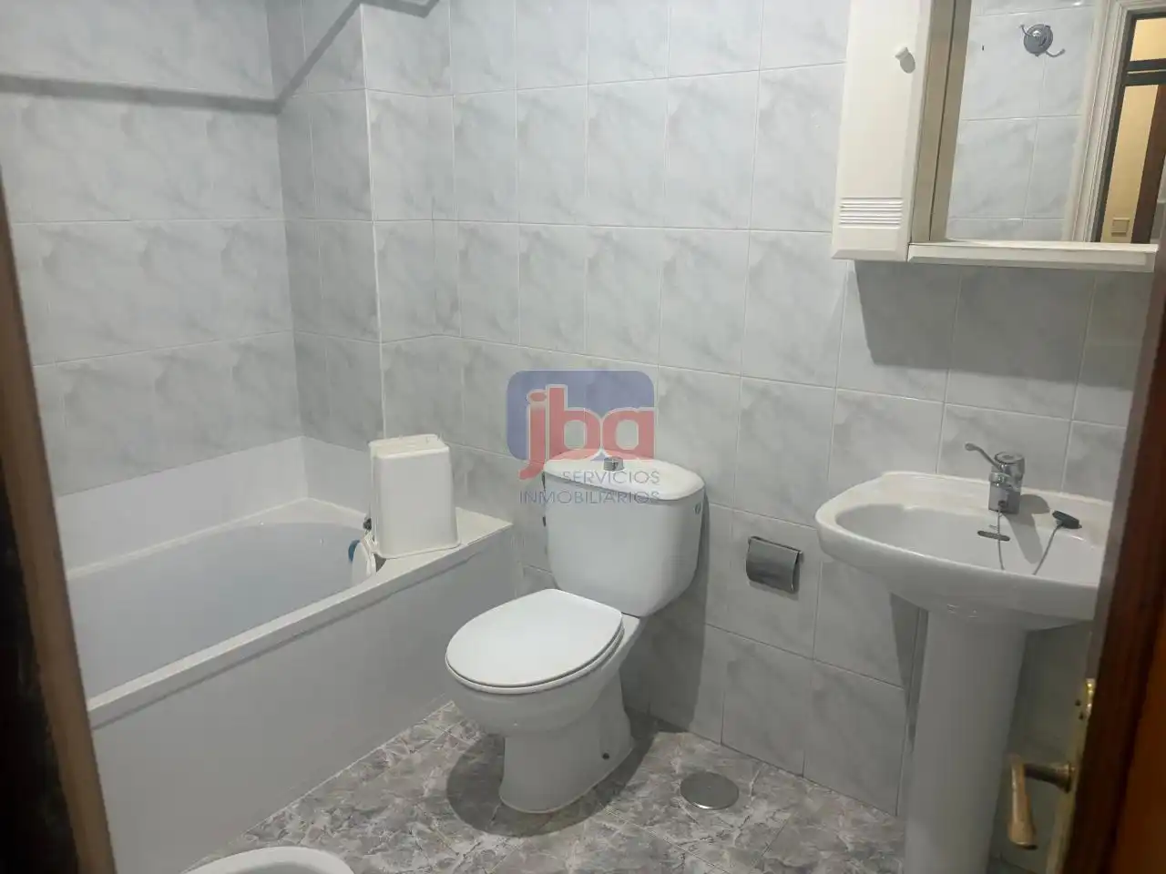 Bany de Pis en venda en Ourense Capital  amb Parquet