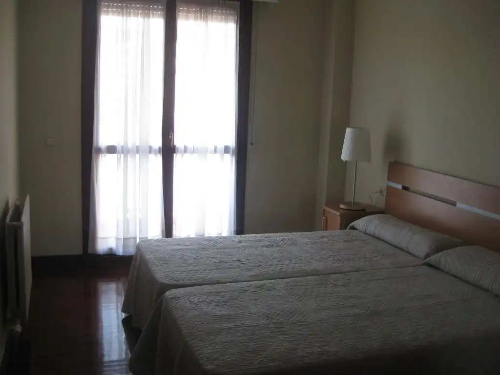 Habitación de Piso de alquiler en  Pamplona / Iruña con Calefacción, Amueblado y Balcón