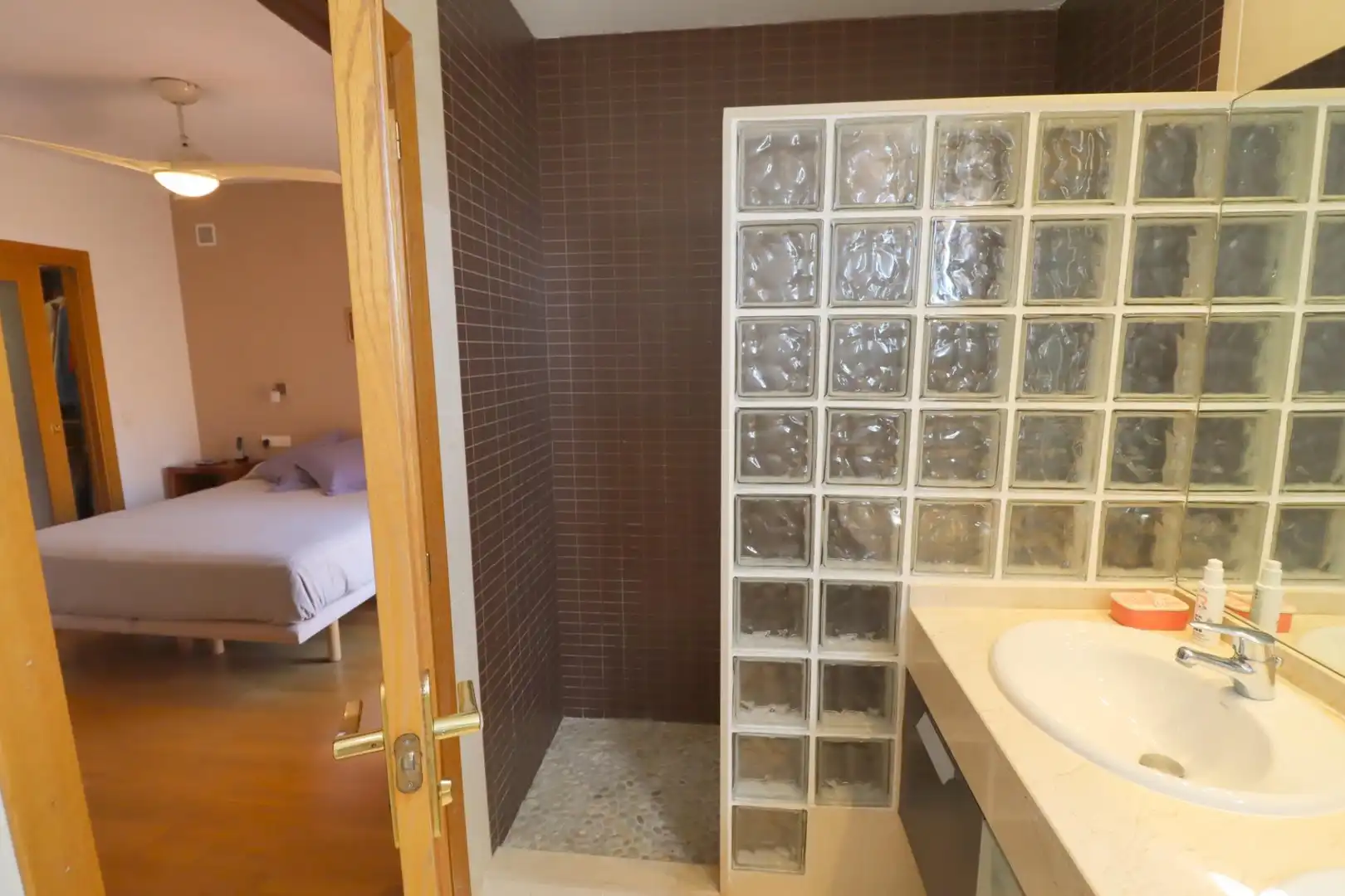 Baño de Casa o chalet de alquiler en Paterna con Aire acondicionado, Calefacción y Jardín privado