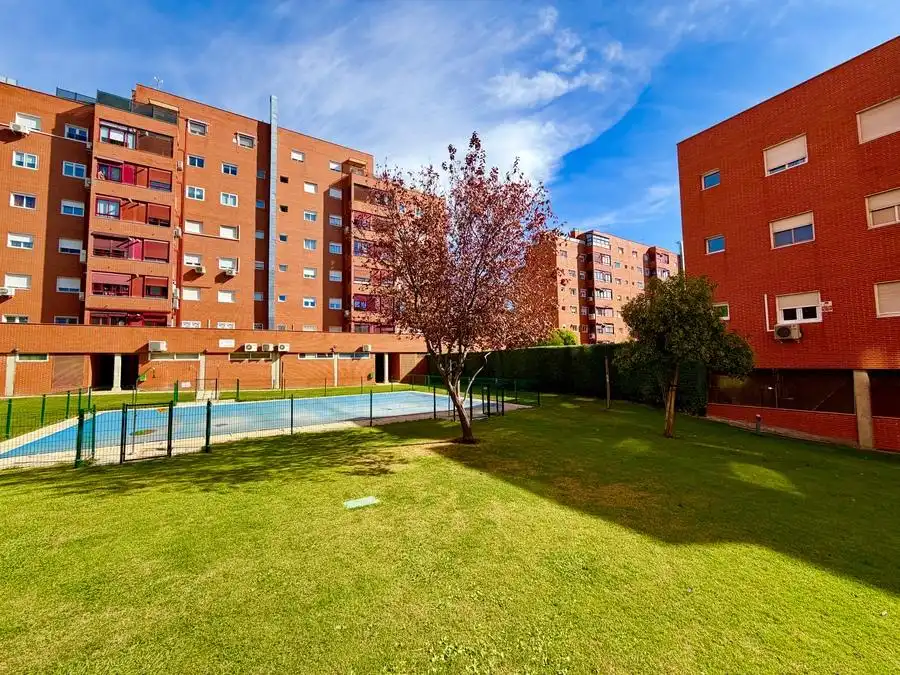 Außenansicht von Wohnung zum Verkauf in Madrid mit Klimaanlage, Heizung und Schwimmbad