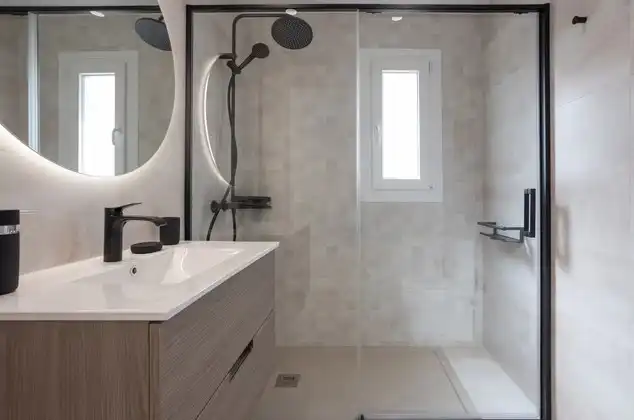 Baño de Ático en venta en Marbella con Aire acondicionado, Calefacción y Jardín privado