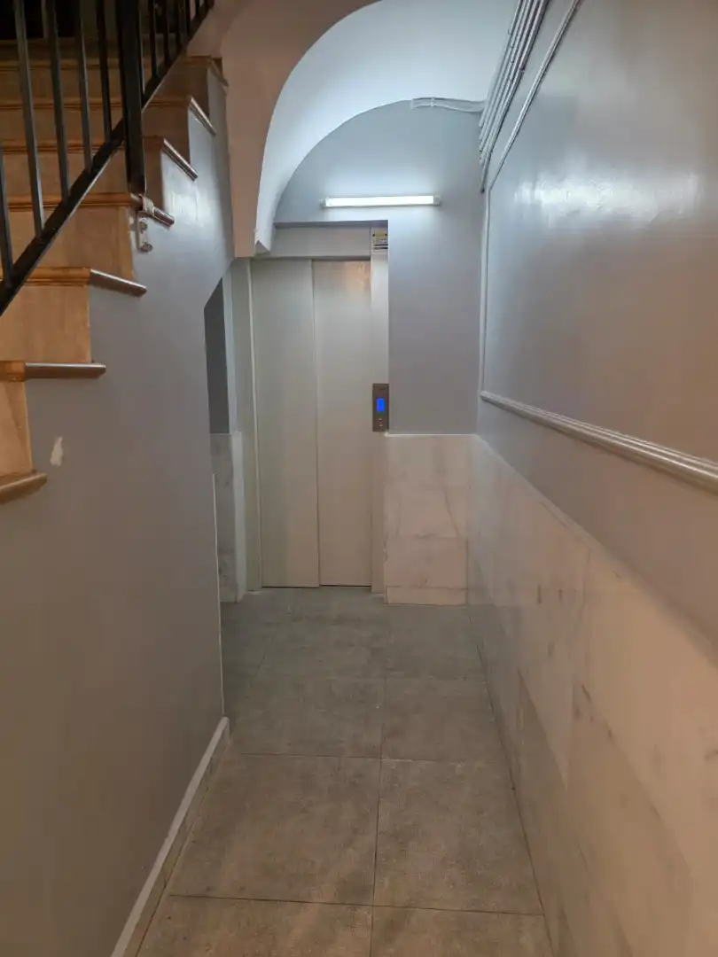 Wohnung zum Verkauf in Barcelona mit Klimaanlage, Parkett und Balkon