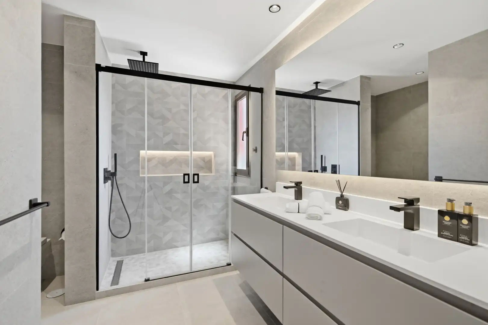 Baño de Ático en venta en Estepona con Terraza, Piscina y Piscina comunitaria