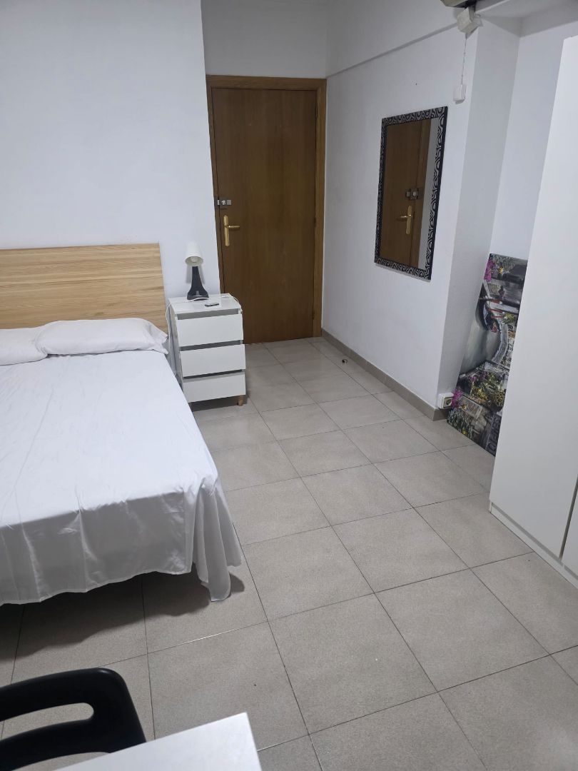 Dormitori de Pis per a compartir en Manresa amb Calefacció, Moblat i Forn