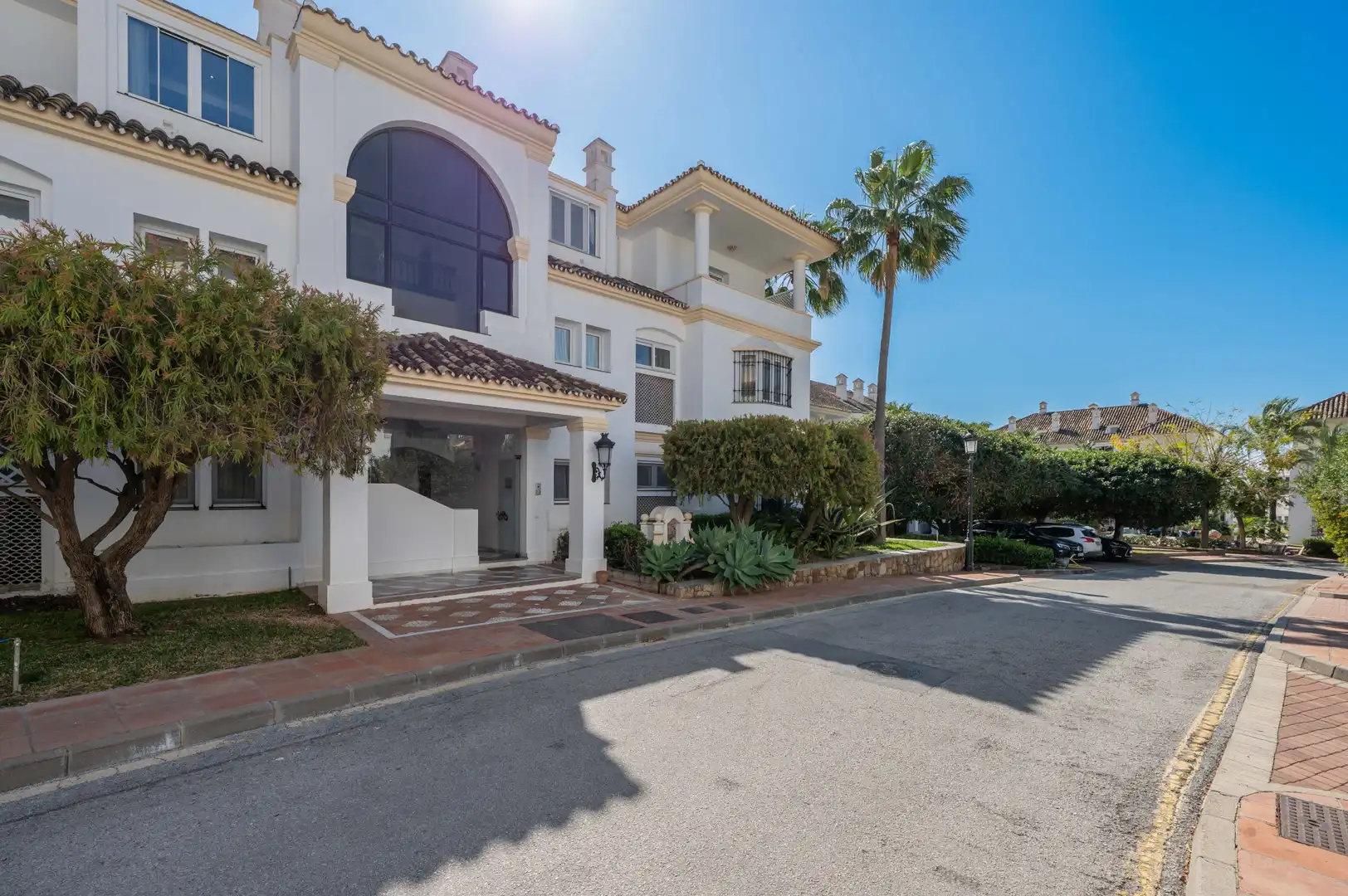 Vista exterior de Àtic en venda en Marbella amb Aire condicionat, Terrassa i Piscina