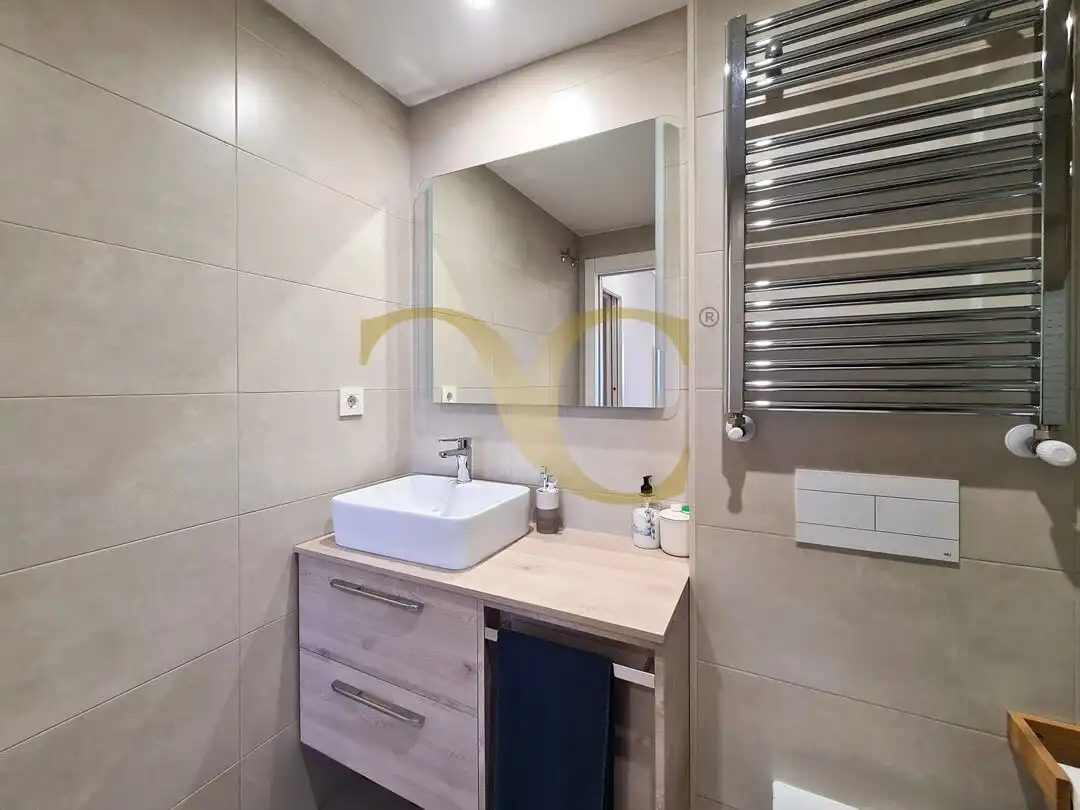 Bany de Pis en venda en Oviedo  amb Aire condicionat, Calefacció i Terrassa