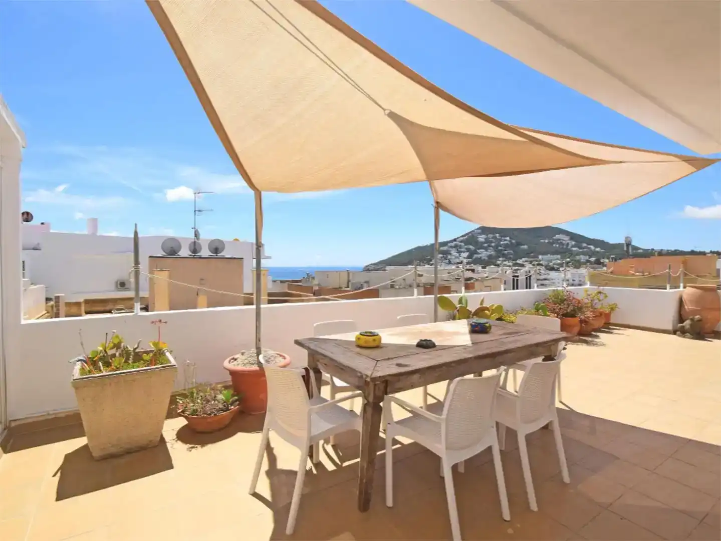 Terrasse von Dachboden zur Miete in Santa Eulària des Riu mit Klimaanlage und Balkon