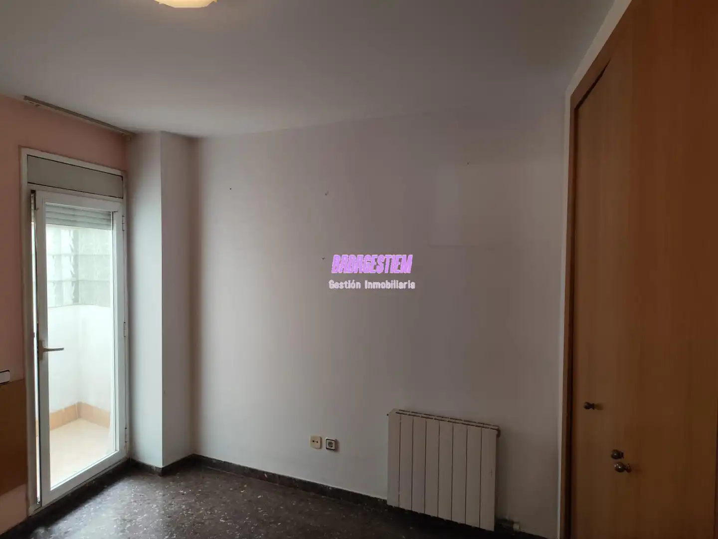 Piso en venta en Santa Coloma de Gramenet con Calefacción, Terraza y Balcón